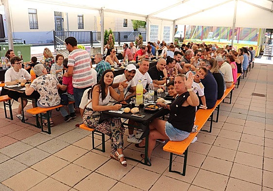 Los vecinos de Campillo disfrutaron del arroz del señorito y las carrilleras