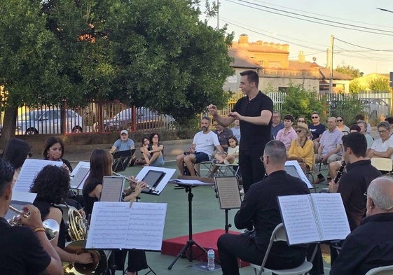 El director de la Banda Municipal de Villamayor, Sergio Manuel García dirigiendo uno de los primeros pasodobles del concierto.