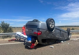 Imagen del vehículo tras el vuelco en el kilómetro 274 de la A-62.