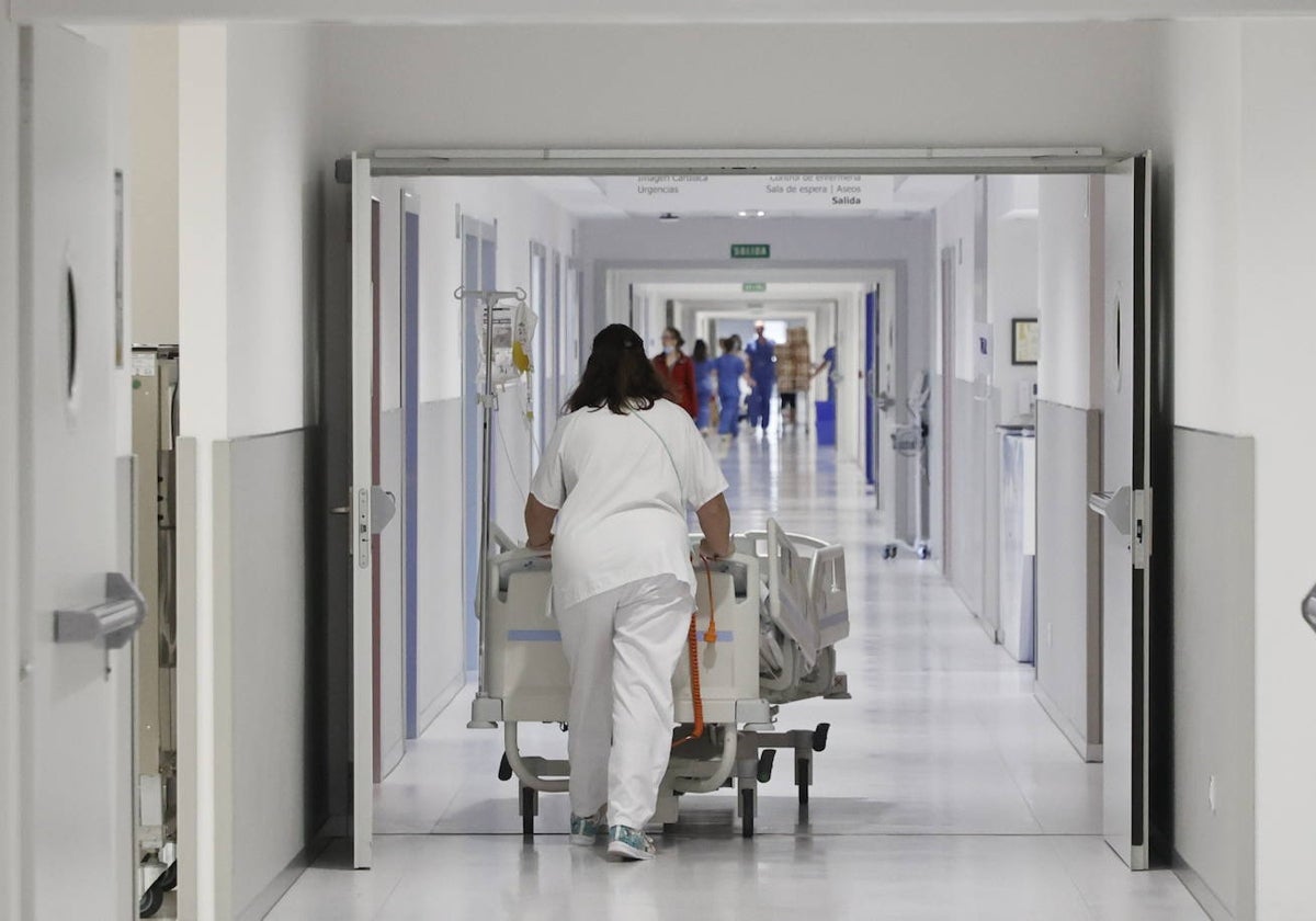 Una trabajadora sanitaria por los pasillos del Hospital.