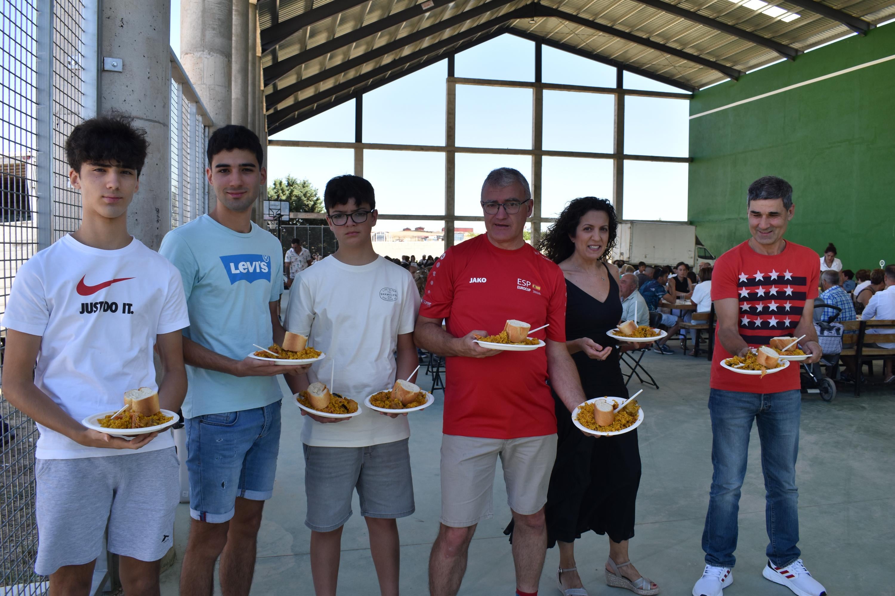 Mozárbez cierra sus fiestas del verano con una comida de hermandad para 500 personas