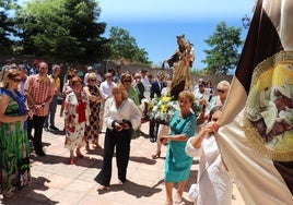 La imagen de la Virgen del Carmen sale de la iglesia parroquial para iniciar la procesión