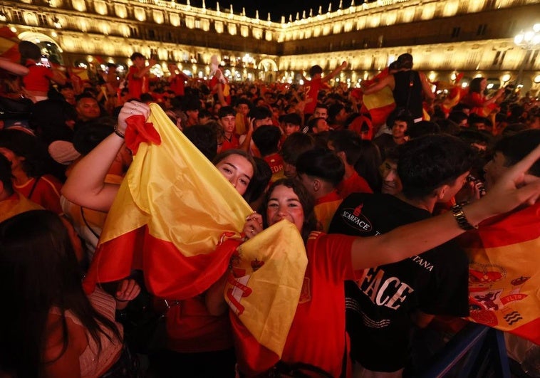 Varios aficionados celebran el éxito cosechado.