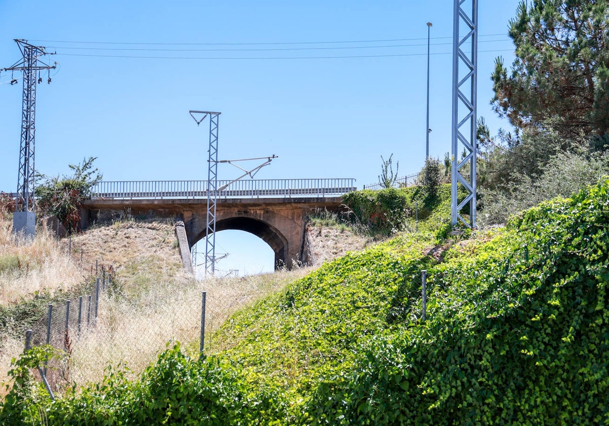 Paso inferior de la línea Salamanca-Fuentes de Oñoro en Cordel de Merinas de Chamberí.