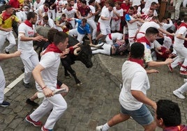 Corredores caen al suelo en el último encierro de San Fermín