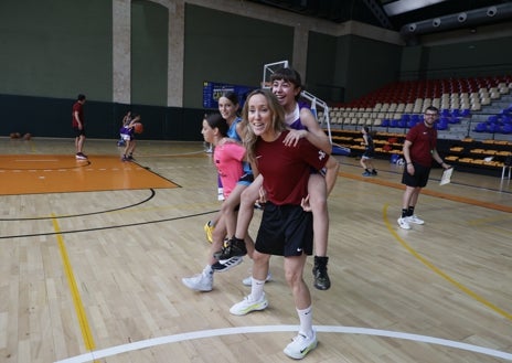 Imagen secundaria 1 - Marta Fernández vuelve a llenar Carbajosa de baloncesto con 140 chicos y chicas