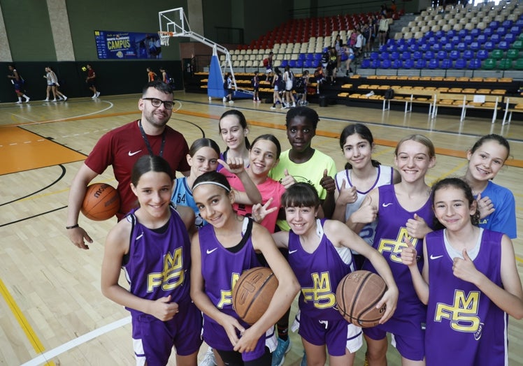 Imagen principal - Marta Fernández vuelve a llenar Carbajosa de baloncesto con 140 chicos y chicas