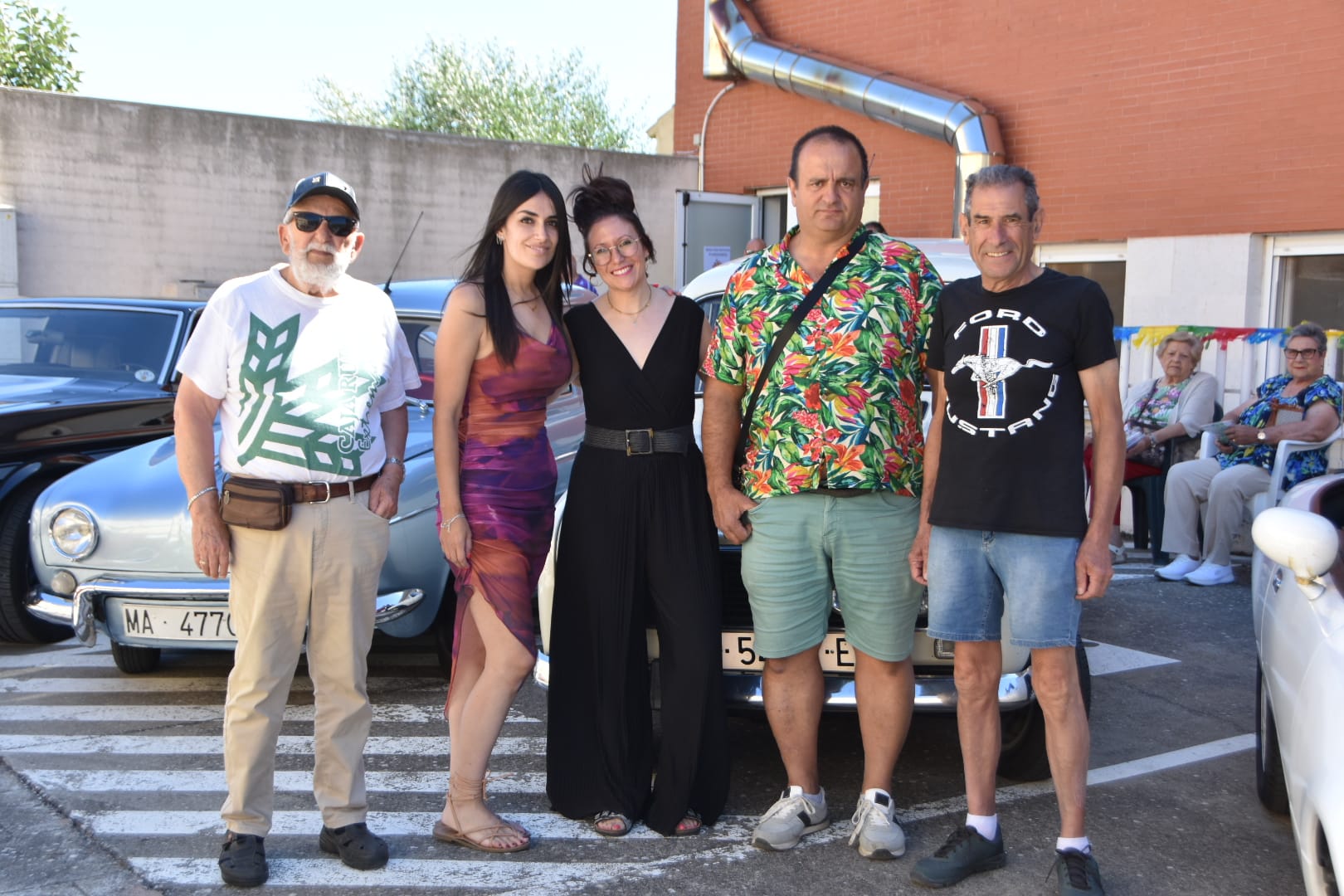 Los mayores de Alba de Tormes rememoran su juventud gracias a los coches clásicos