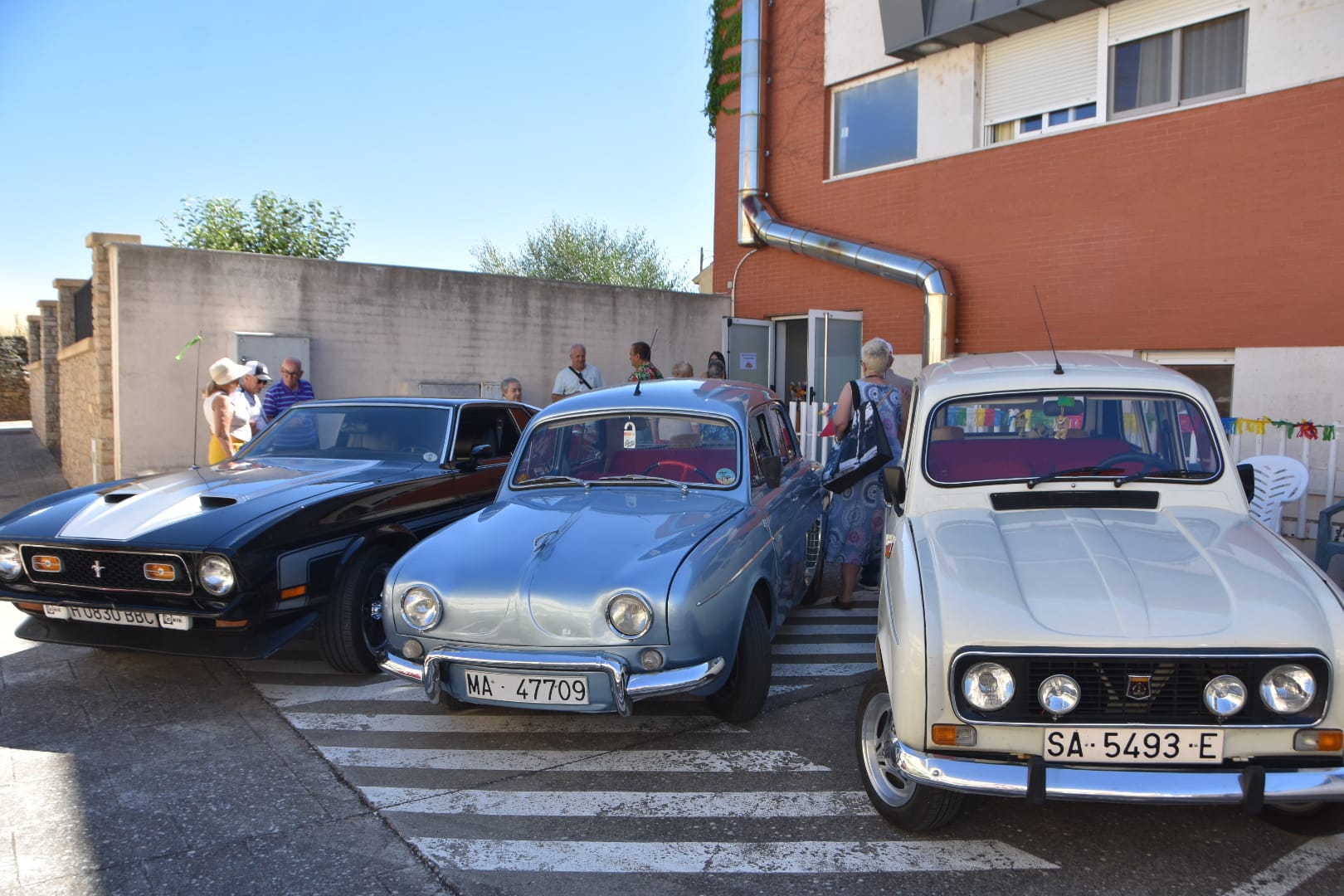 Los mayores de Alba de Tormes rememoran su juventud gracias a los coches clásicos