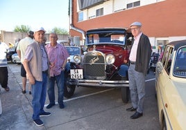 Veteranos de Alba de Tormes viendo los coches clásicos.