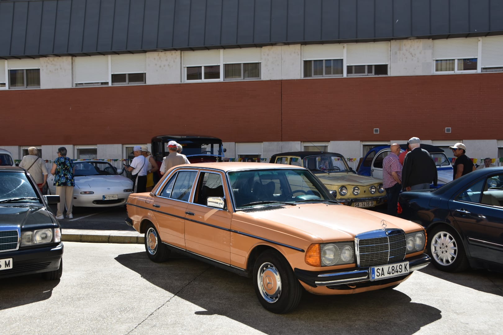 Los mayores de Alba de Tormes rememoran su juventud gracias a los coches clásicos