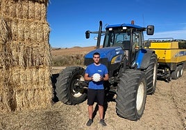 Alonso Manzanares, con el balón y junto a la empacadora.