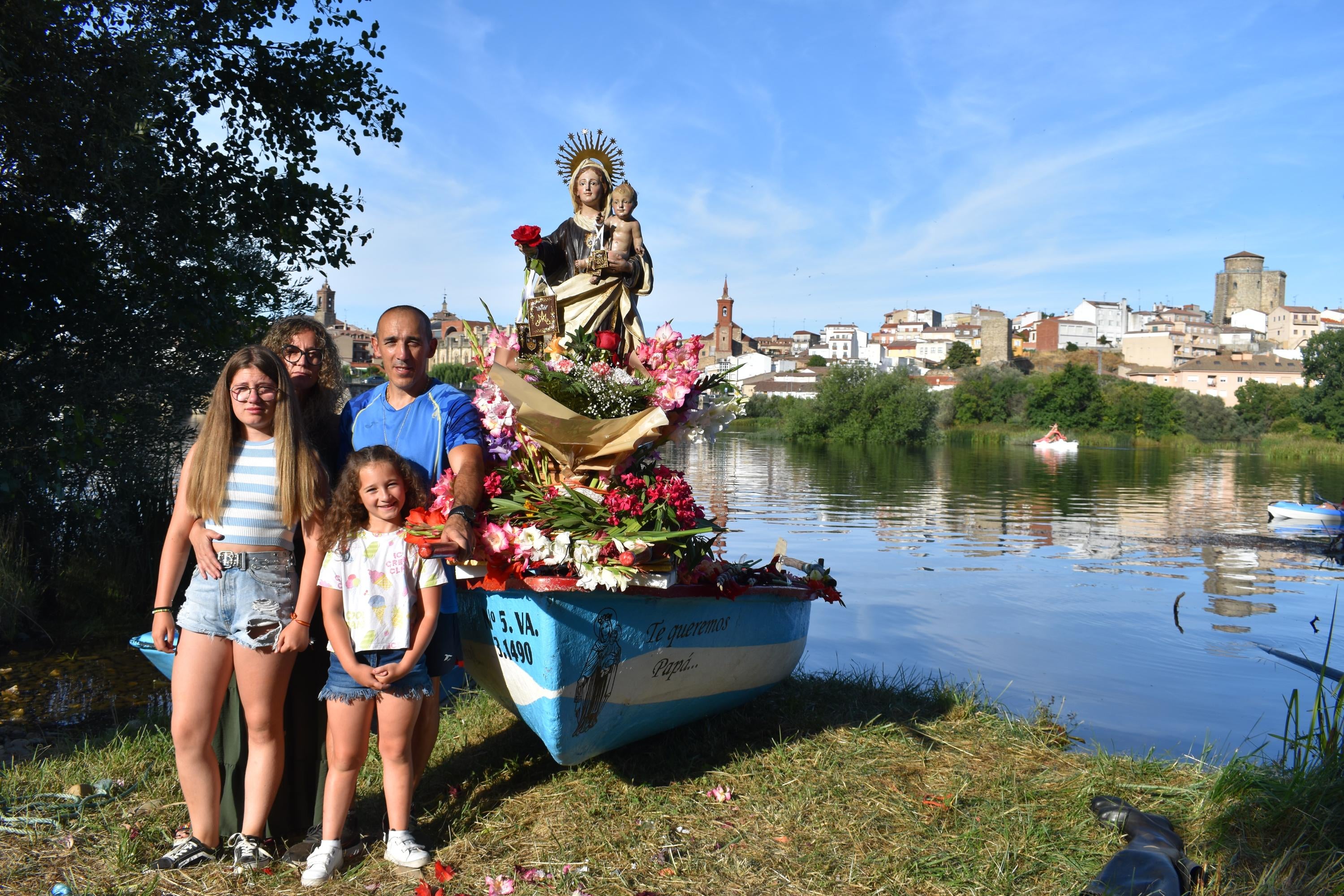 Así ha sido la única procesión fluvial de la provincia con la Virgen del Carmen en Alba de Tormes