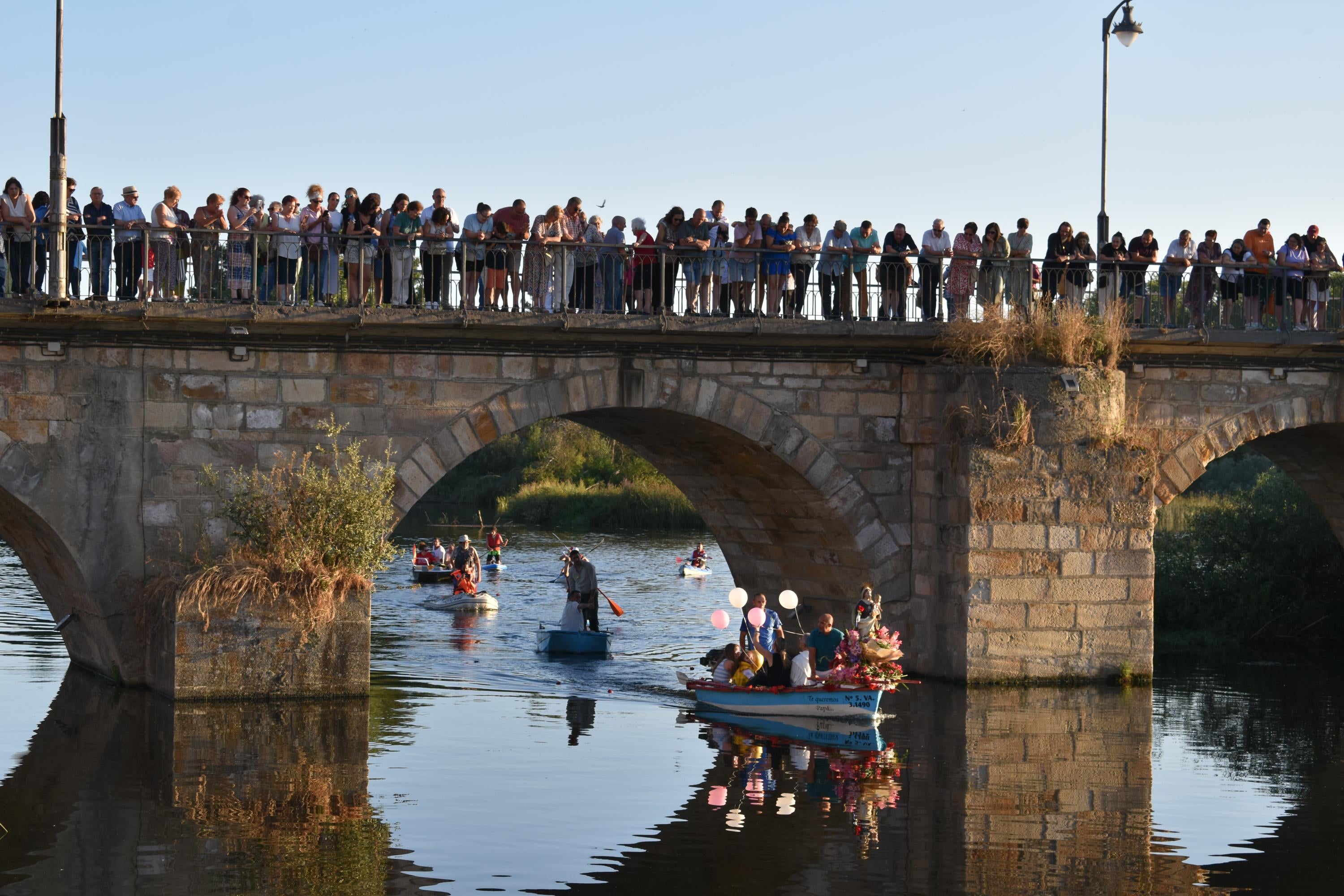 Así ha sido la única procesión fluvial de la provincia con la Virgen del Carmen en Alba de Tormes