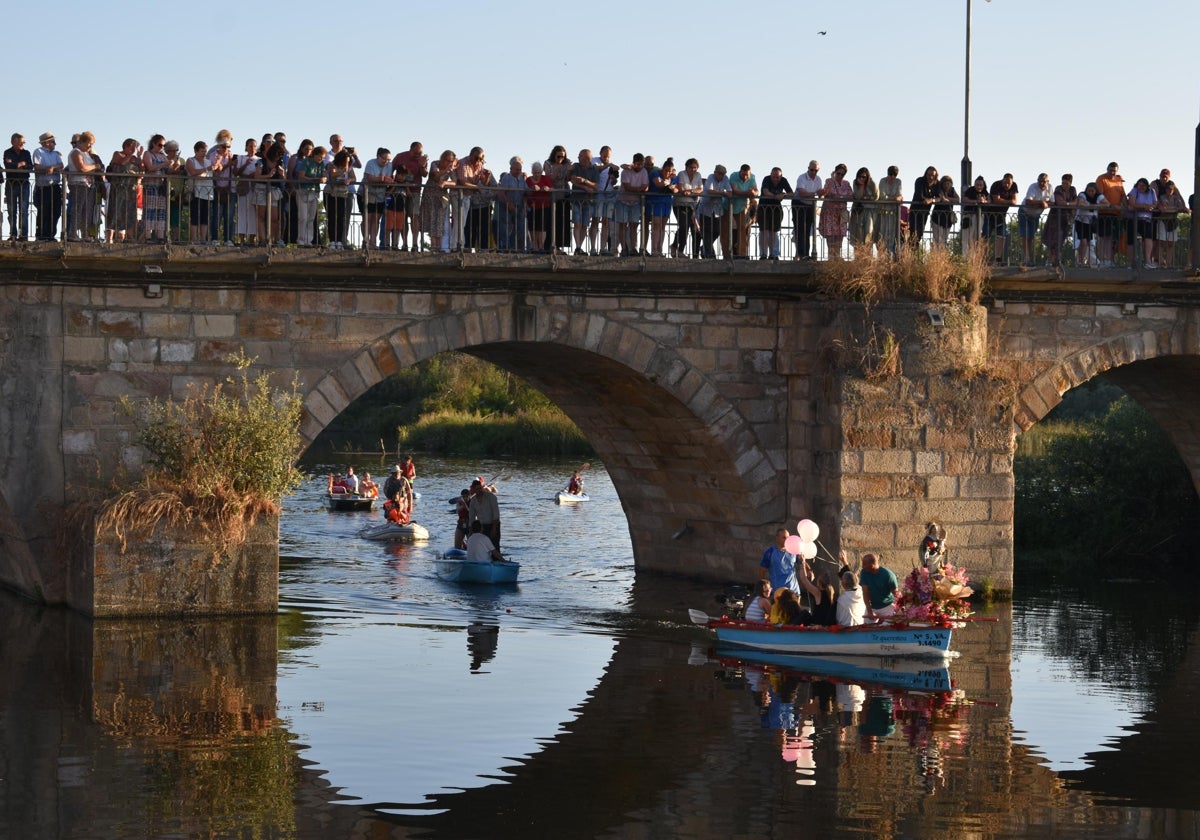 Así ha sido la única procesión fluvial de la provincia con la Virgen del Carmen en Alba de Tormes