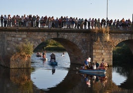 La espectacular llegada de la imagen de la Virgen del Carmen en su paseo fluvial por el Tormes escolatada por todo tipo de embarcaciones.