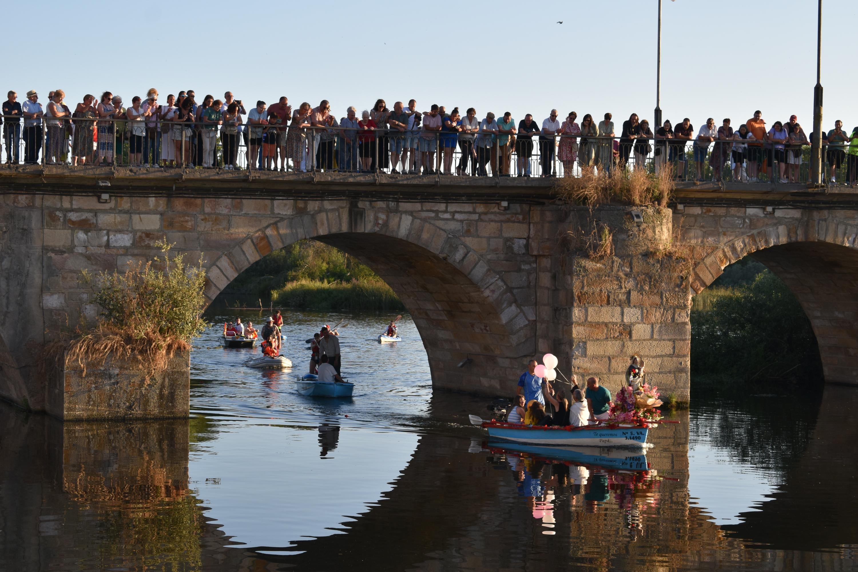 Así ha sido la única procesión fluvial de la provincia con la Virgen del Carmen en Alba de Tormes