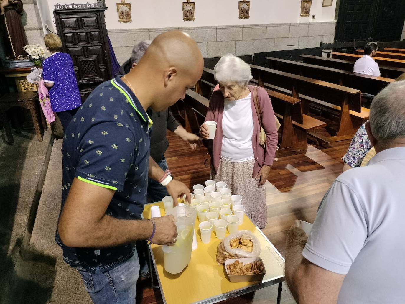 Abanicos para las Cármenes en el día de su santo