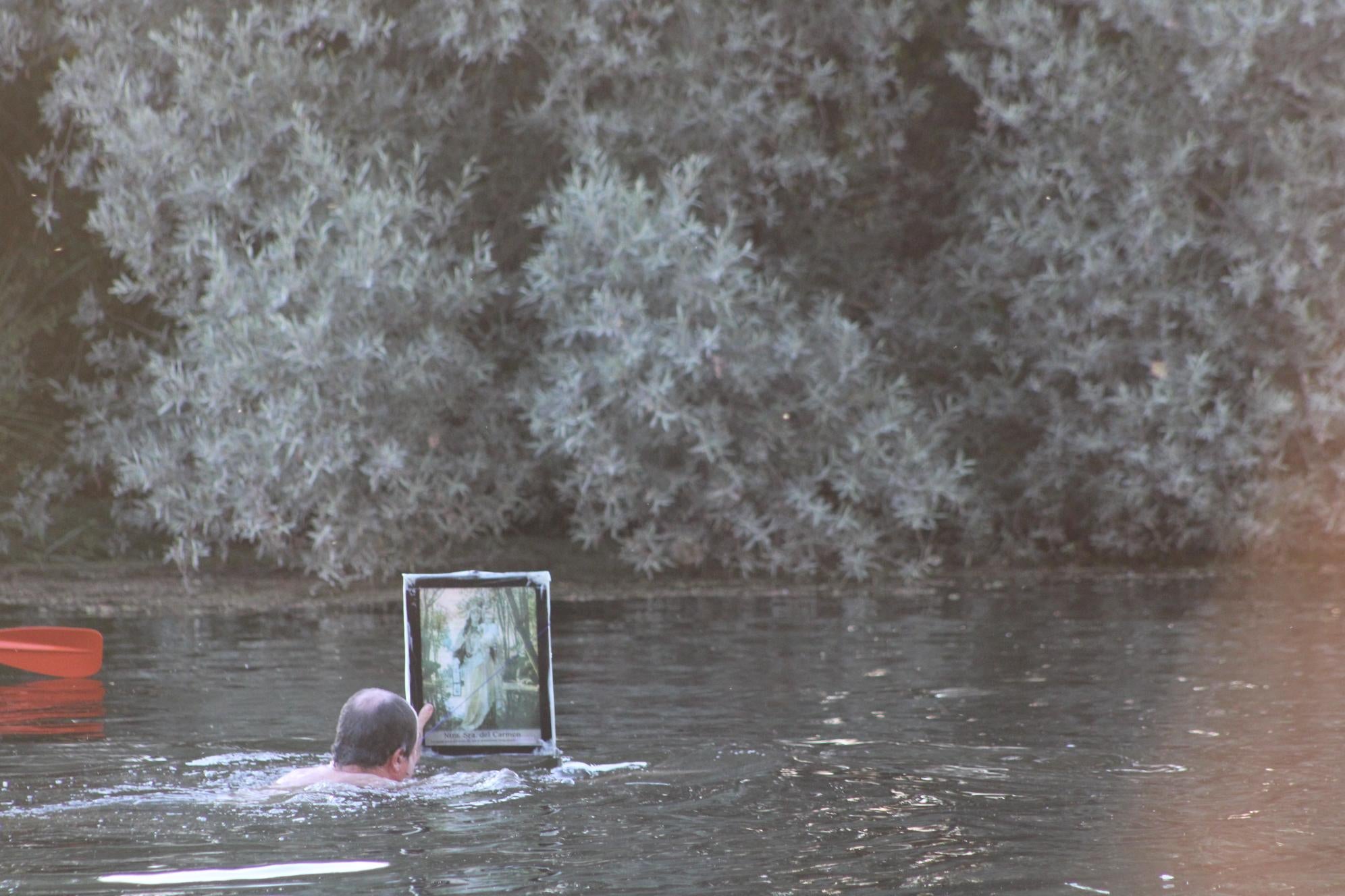 Así ha sido la única procesión fluvial de la provincia con la Virgen del Carmen en Alba de Tormes