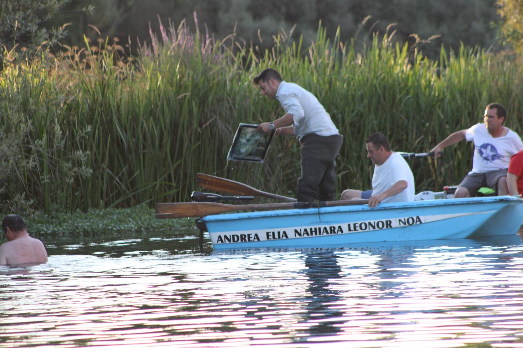 Así ha sido la única procesión fluvial de la provincia con la Virgen del Carmen en Alba de Tormes