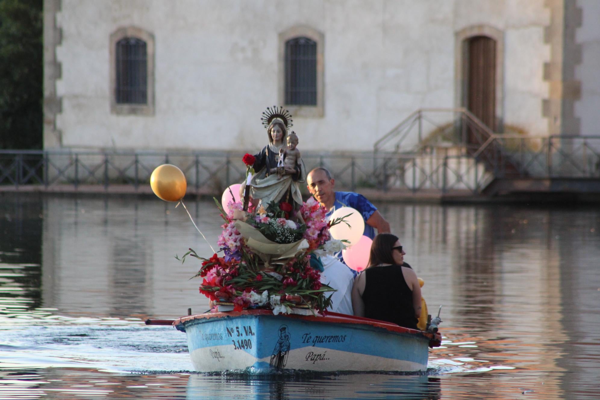 Así ha sido la única procesión fluvial de la provincia con la Virgen del Carmen en Alba de Tormes