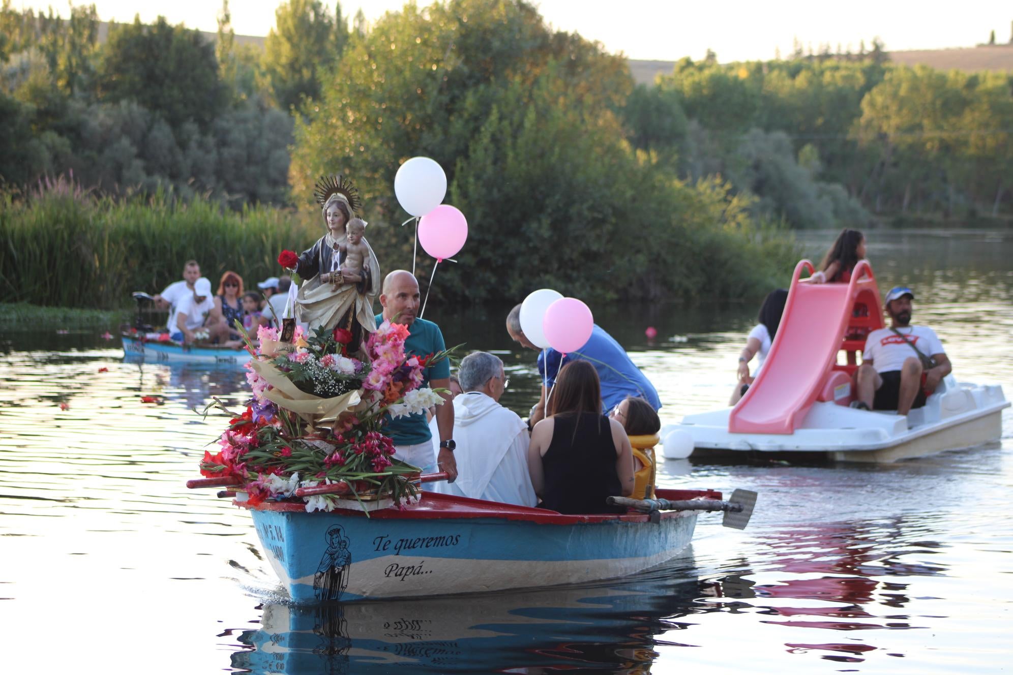 Así ha sido la única procesión fluvial de la provincia con la Virgen del Carmen en Alba de Tormes