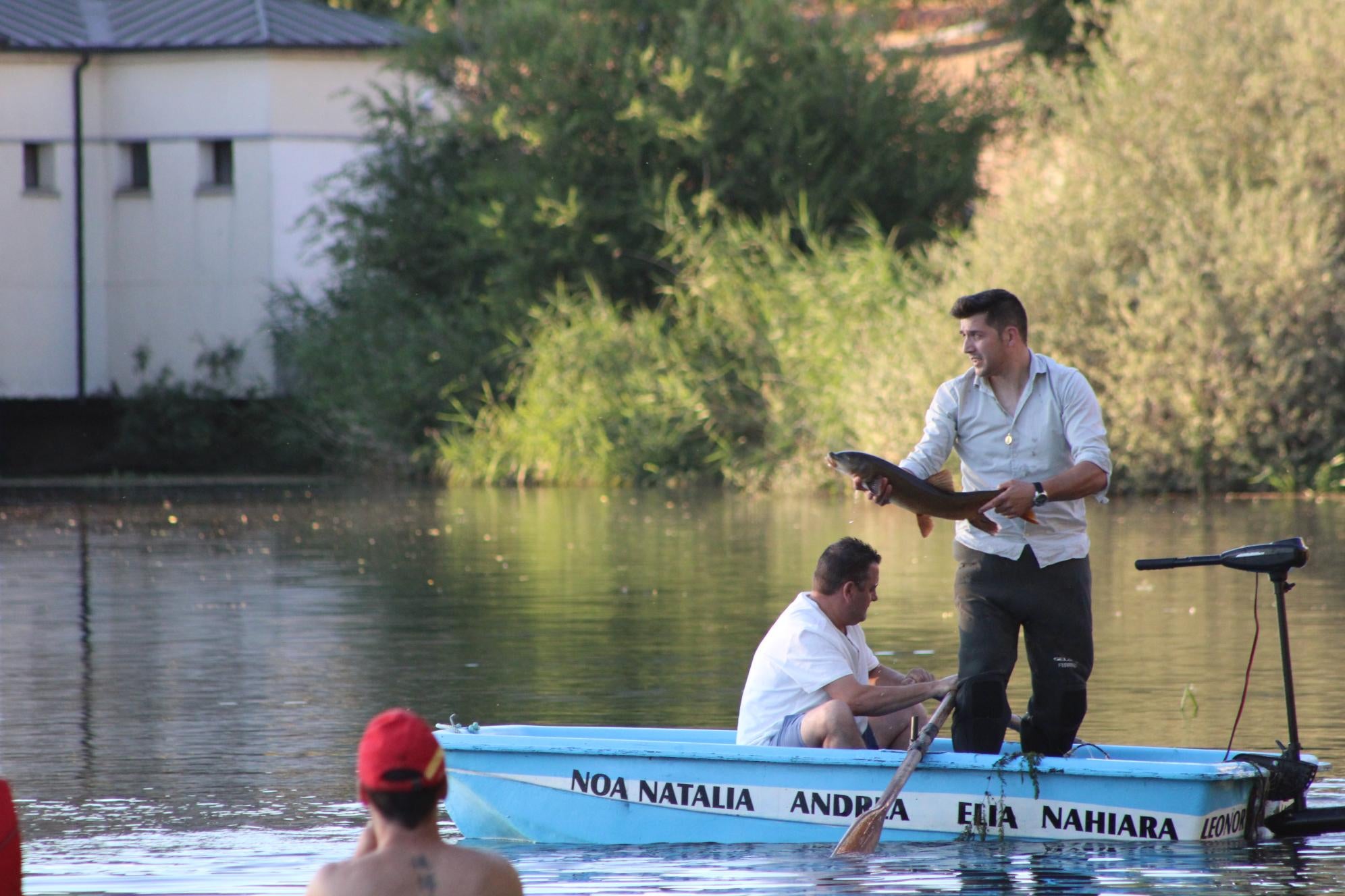 Así ha sido la única procesión fluvial de la provincia con la Virgen del Carmen en Alba de Tormes