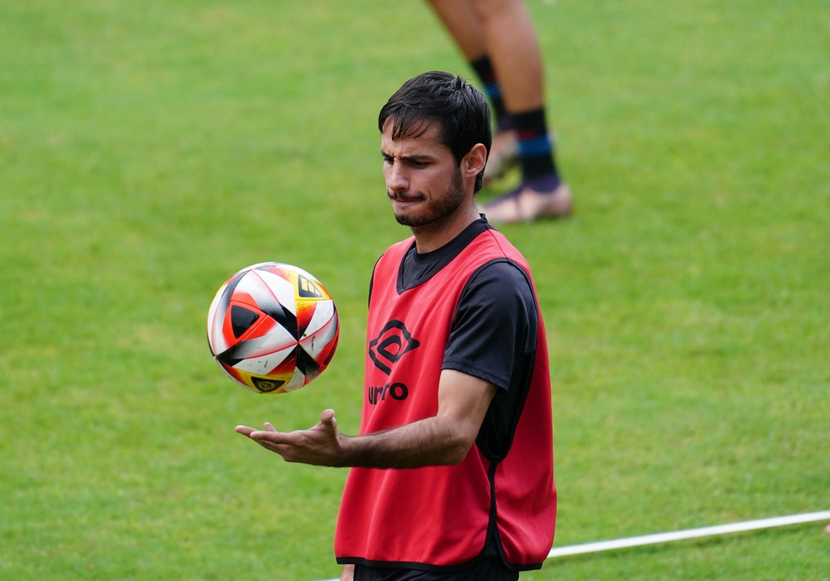 Alvarito, jugando con un balón.