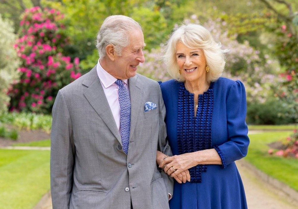 La evacuación 'in extremis' de Carlos III y Camila de Inglaterra en un mercado local