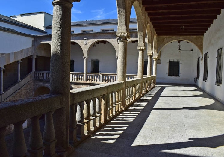 Imagen del espectacular patio de doble planta porticado y arcos de medio punto con columnas.