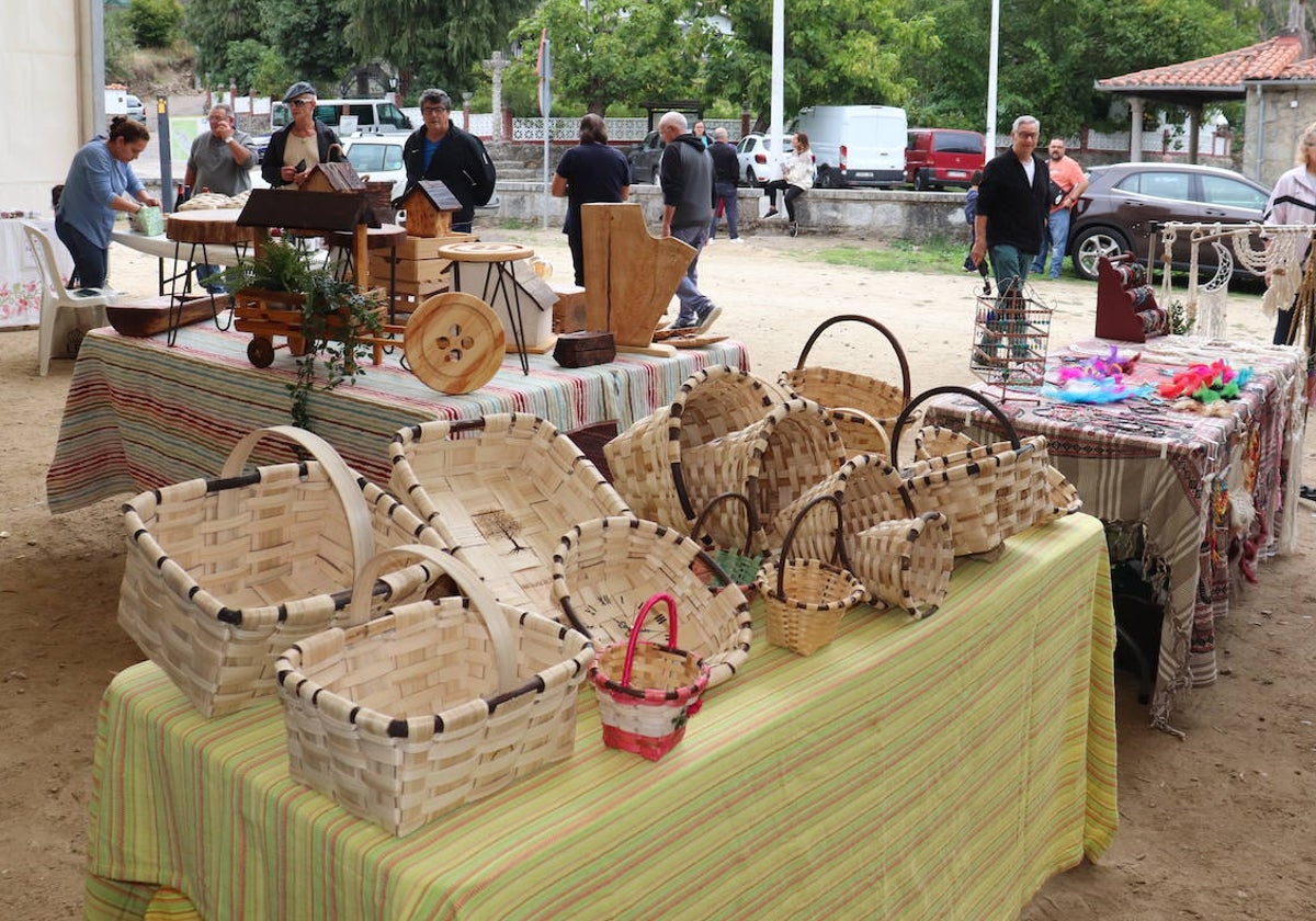 Imagen de los trabajos de cestería elaborados por artesanos de Montemayor del Río.