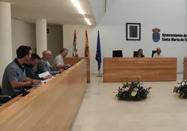 Un momento de la reunión celebrada en el Ayuntamiento de Santa Marta.