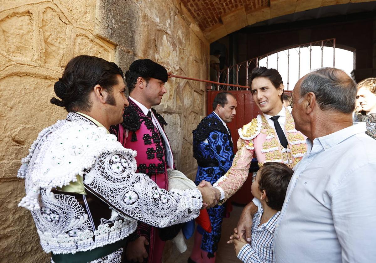 Morante de la Puebla se saluda con Roca Rey en el patio de cuadrillas de la plaza de toros de Salamanca, en la que coincidieron en la Feria taurina de 2022.