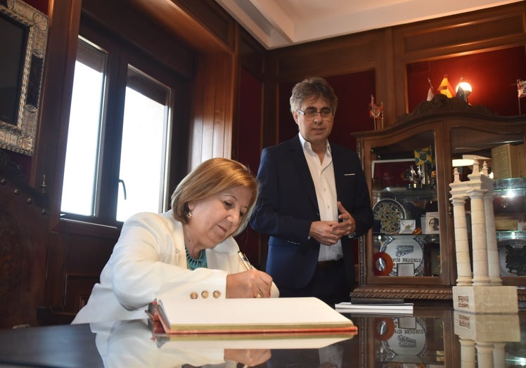 Imagen principal - Imágenes de la visita de la subdelegada del Gobierno, Rosa María López, a la ciudad de Béjar con el alcalde, Luis Francisco Martín.