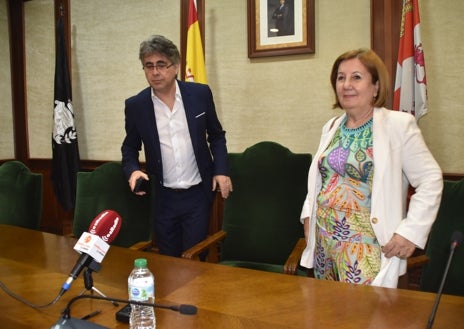 Imagen secundaria 1 - Imágenes de la visita de la subdelegada del Gobierno, Rosa María López, a la ciudad de Béjar con el alcalde, Luis Francisco Martín.