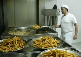 El churrero José Luis Moreno haciendo churros.