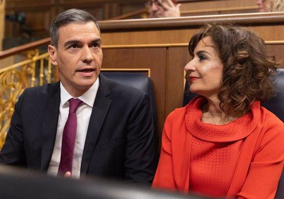 El presidente del Gobierno, Pedro Sánchez junto a María Jesús Montero, ministra de Hacienda.