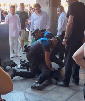 Imagen secundaria 2 - Secuencia del ataque a un camarero en un establecimiento hostelero de la Plaza Mayor. @wallstwolverine