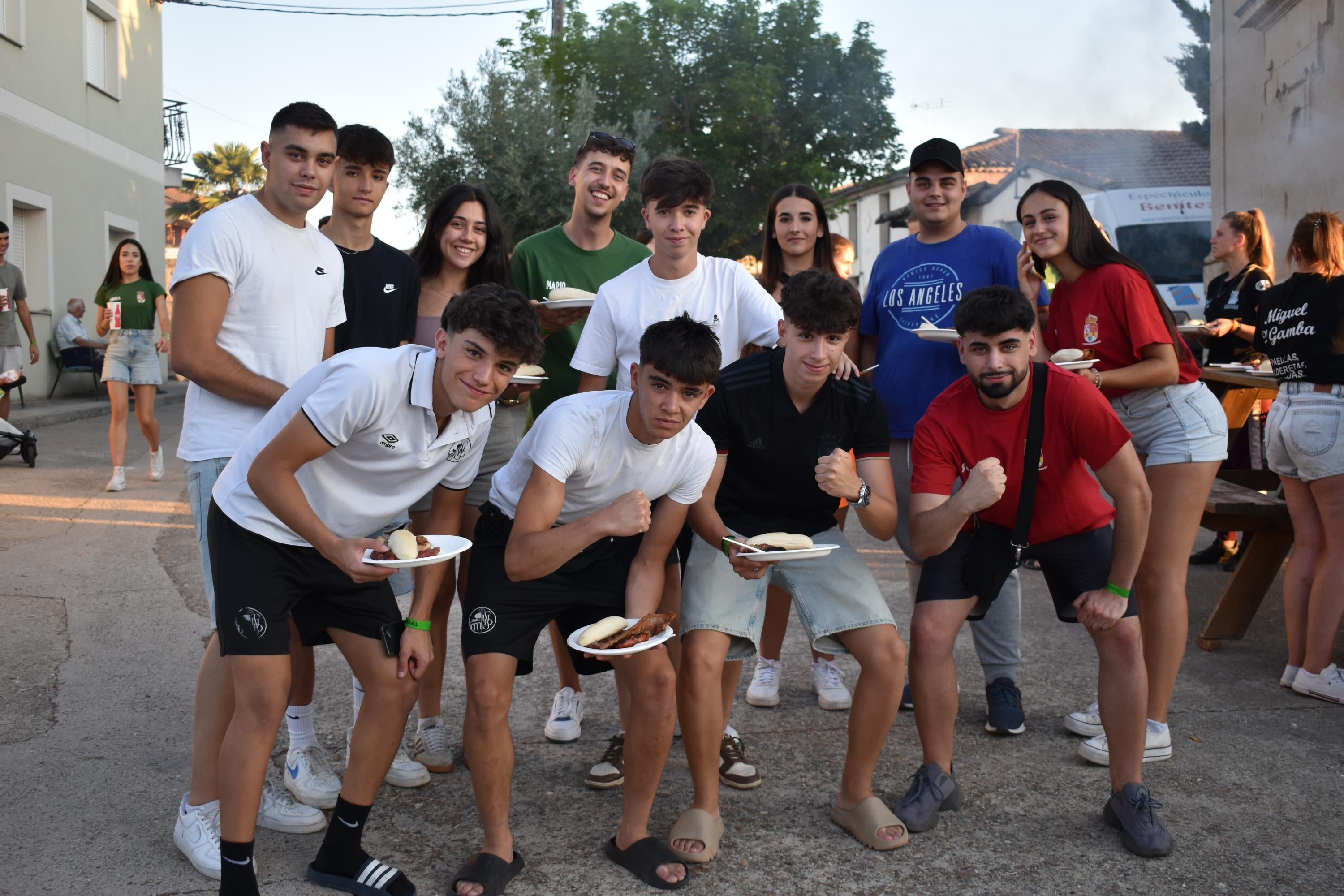 Torresmenudas abre las fiestas de la juventud con una gran cena