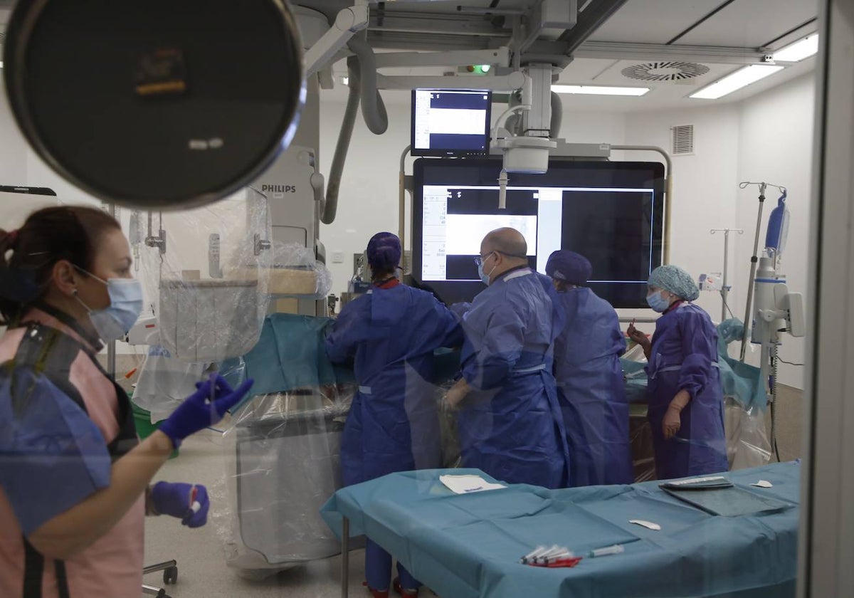 Personal sanitario durante una operación en un quirófano del Hospital de Salamanca.