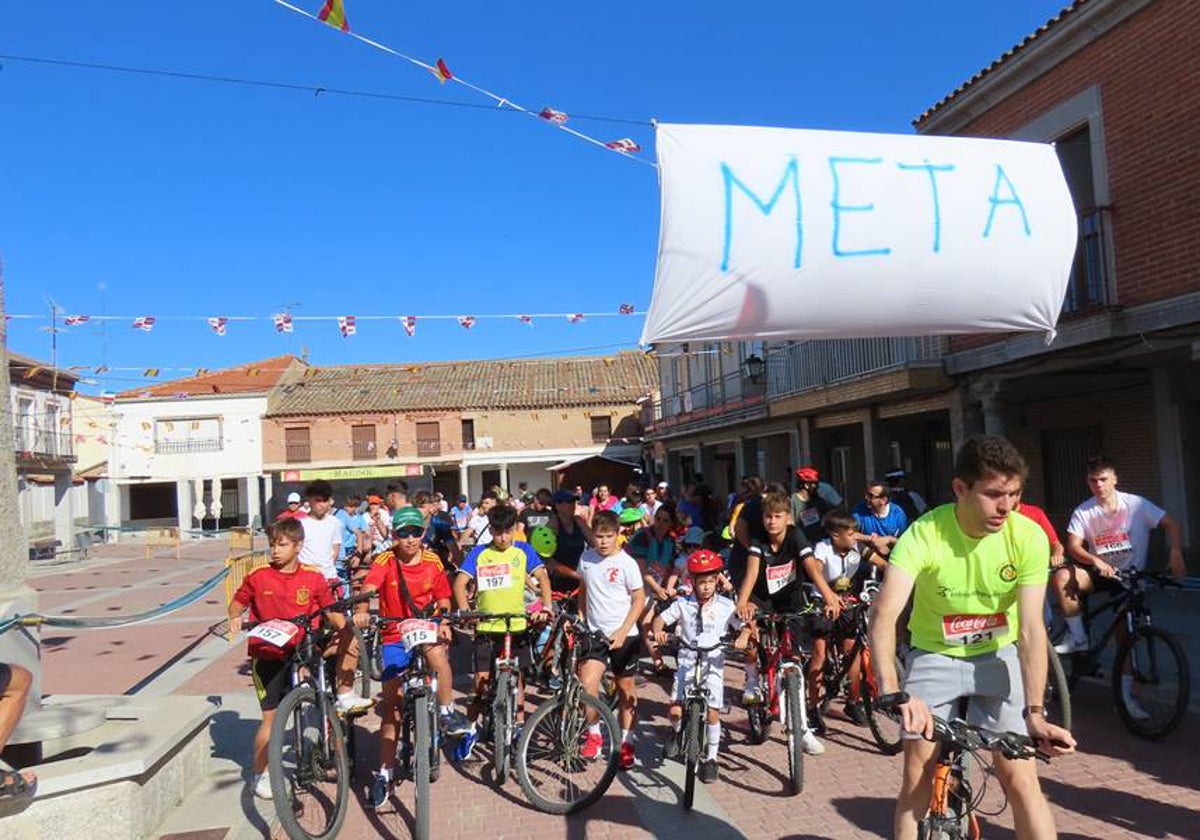 Jesús Ruano y Pilar García quedan primero en la VIII Quedada Running y Marcha Ciclista Solidaria