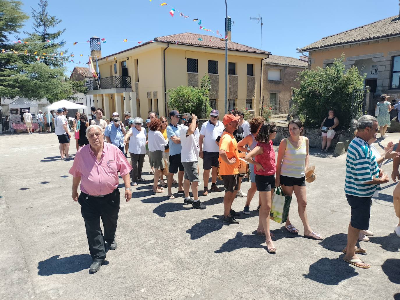 Los vecinos mantienen vivo el espíritu festivo en El Tejado