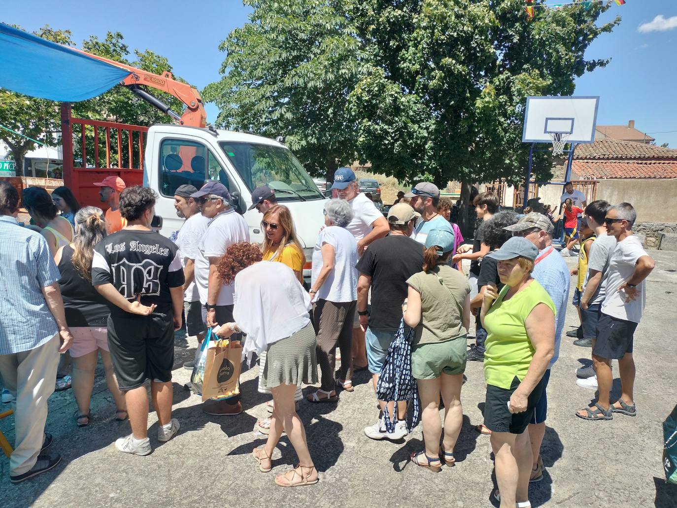 Los vecinos mantienen vivo el espíritu festivo en El Tejado