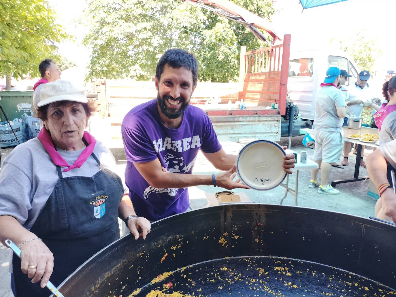 Los vecinos mantienen vivo el espíritu festivo en El Tejado