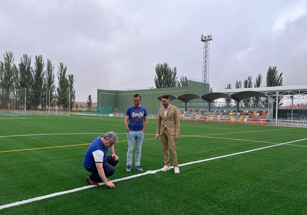 Ángel Manso, Pedro Samuel Martín y Domingo Elena en el campo.