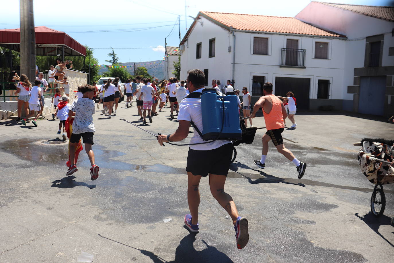 Valverde de Valdelacasa inicia sus fiestas a ritmo de pregón y encierro