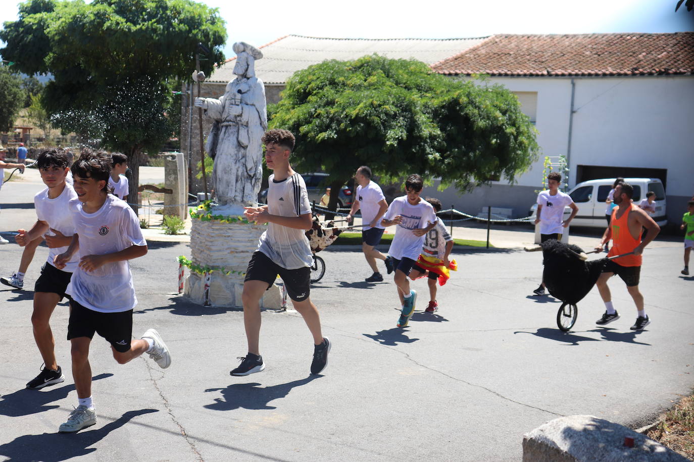 Valverde de Valdelacasa inicia sus fiestas a ritmo de pregón y encierro