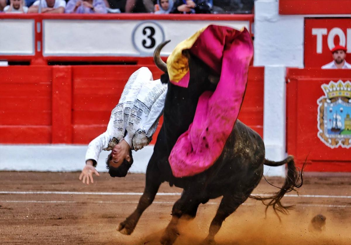 Imagen de la cogida de Marco Pérez.