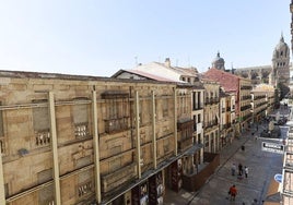 Imagen panorámica de la céntrica calle de la Rúa, que cuenta con varios solares sin construir durante años.