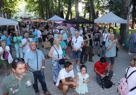 Público congregado en el parque para disfrutar del mercado artesano y del concierto de la banda